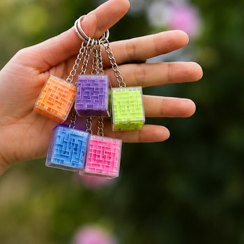 &Mu;&pi;&rho;&epsilon;&lambda;ό&kappa; &mu;&epsilon; &pi;&alpha;&iota;&chi;&nu;ί&delta;&iota; &lambda;&alpha;&beta;ύ&rho;&iota;&nu;&theta;&omicron; &kappa;ύ&beta;&omicron; (48 &tau;&mu;&chi;.)